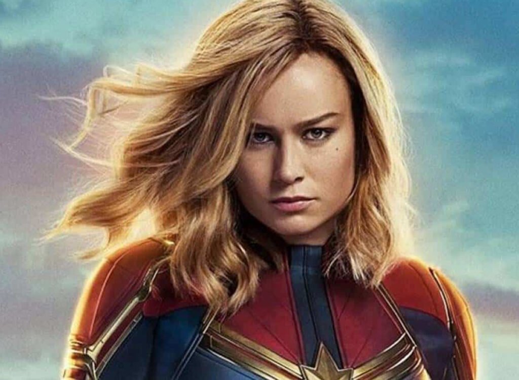 Capitã Marvel em uma posição de liderança